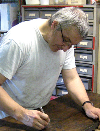 Foto van Kris in zijn atelier